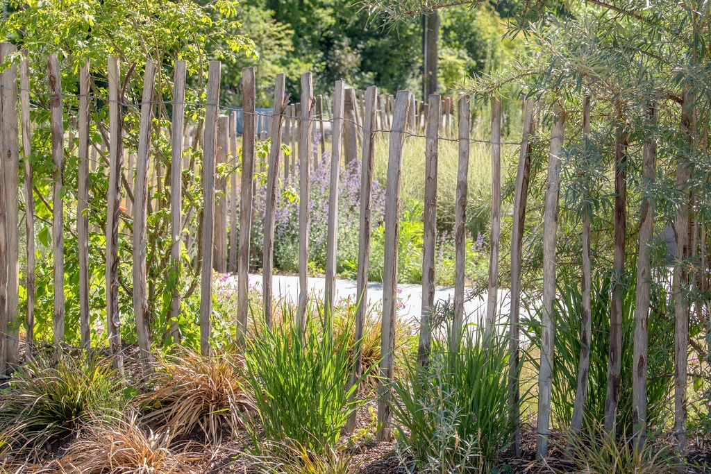 tuindeco:https://tuindeco.com/media/fa/0b/7d/1733995864/675aad5679938-87288b658111ef3b459b5693a90952c55e0a5e2c_grpitm_tdi_v01_chestnut_fence_3wires_50mm_R_v04_0_202104.jpg