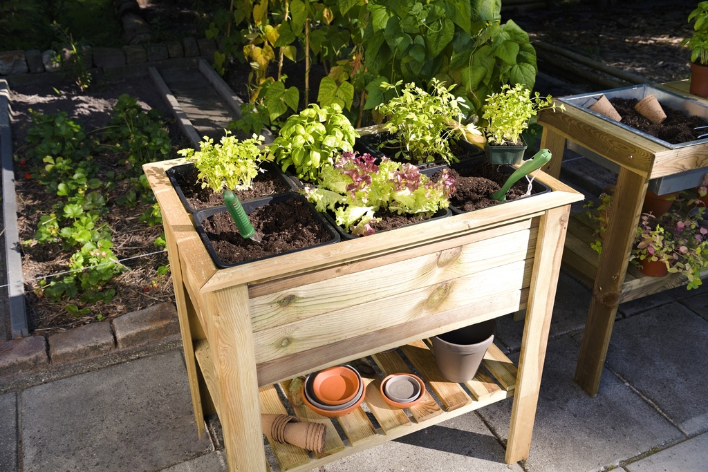 [HK001715] Moestuintafel grenen groen geïmpregneerd met opbergplank en 6 plastic bakken